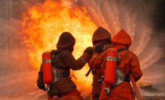 Při požáru v Brně vynesli hasiči mrtvého muže